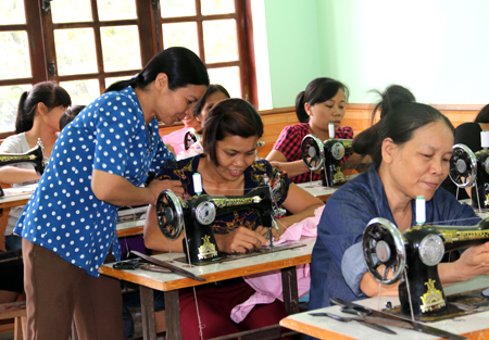 Đào tạo nghề may cho lao động nữ ở Văn Yên.
